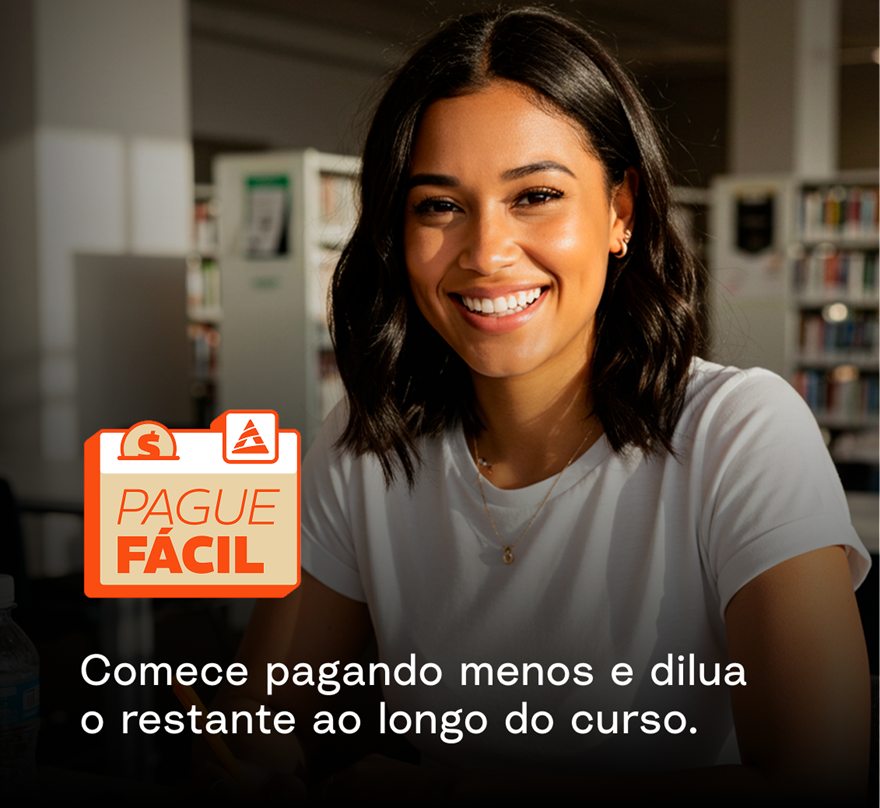 Estudante sorrindo em uma biblioteca, com o selo Pague Fácil e a frase: Comece pagando menos e dilua o restante ao longo do curso.